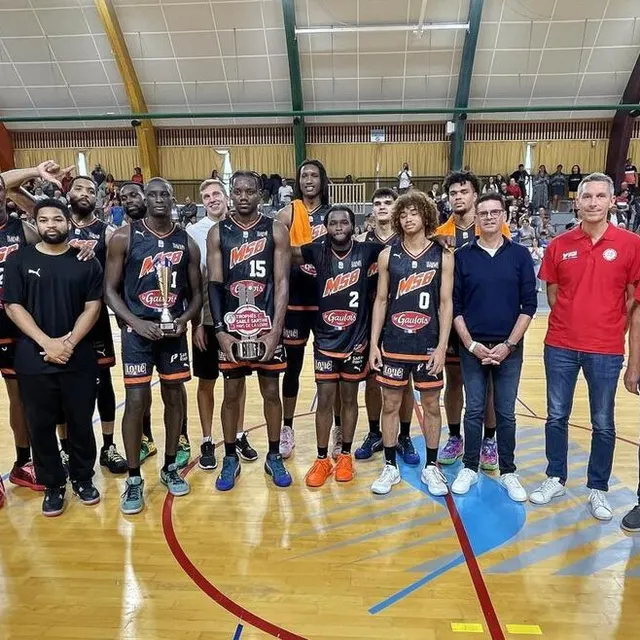 photo vainqueurs face au bcm gravelines-dunkerque, les manceaux sont les premiers à recevoir la nouvelle coupe du trophée sablé sarthe pays de la loire.  ©  ouest-france