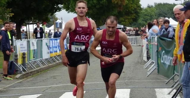 photo  le passage de témoin entre anthony chapelière et valentin chéruel, ce dimanche matin, pour la 3e victoire consécutive de l’alençon running club sur le relais de condé-sur-sarthe.  &copy;  photo : denis decaux 
