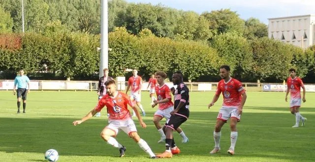 photo  les fléchois, en rouge, ont su faire bloc autour du cuir  &copy;  le maine libre 