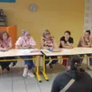 photo  l’équipe au complet de l’école du petit-anjou avec les quatre enseignants, à gauche et le personnel communal à droite. 