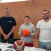 photo da gauche à droite : walter jumel et thibault courteille au côté de baptiste mayet le président du club de basket.