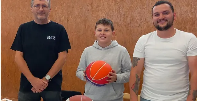 photo  da gauche à droite : walter jumel et thibault courteille au côté de baptiste mayet le président du club de basket.  &copy;  ouest-france 