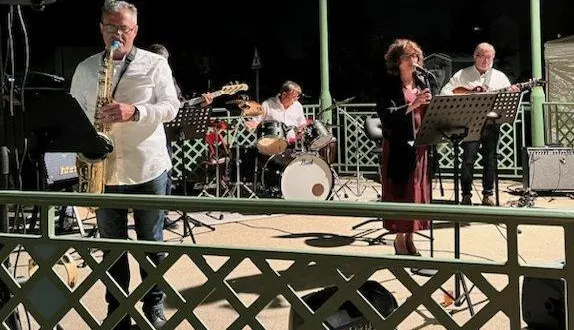 photo  récemment, une soirée musicale s’est déroulée sous le kiosque à spay. le groupe virée à deux (chansons traditionnelles françaises) et djazzandco ont ravi le public venu nombreux.  &copy;  le maine libre 