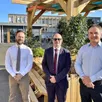 photo thierry brion, le proviseur, entouré de ses adjoints, jimmy raballand, en charge de l’enseignement professionnel, et mickaël chauvin, en charge de l'enseignement général et technologique, devant le nouveau kiosque végétalisé de la cour du lycée polyvalent raphaël-élizé.