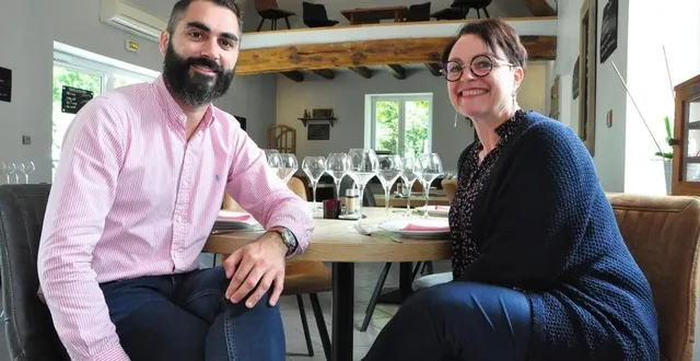 photo  la signature de la vente est intervenue le vendredi 6 septembre 2024. grégory jolbert est désormais le nouveau patron du restaurant ô garde-manger. une page se tourne pour isabelle leturmy.  &copy;  le maine libre 