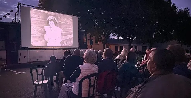 photo  vendredi 6 septembre à tancoigné (commune déléguée de lys-haut-layon), 322 habitants, le cinéma est venu à domicile sur le parking de l’église.  &copy;  ouest-france 