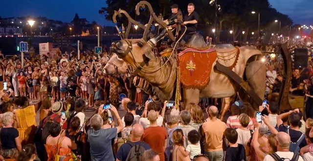 photo  les déambulations connaissent toujours un très grand succès aux accroche-cœurs, comme lors de la précédente édition. cette année, ce sera un cheval qui transpercera la foule.  &copy;  archives jérôme fouquet/ouest-france 