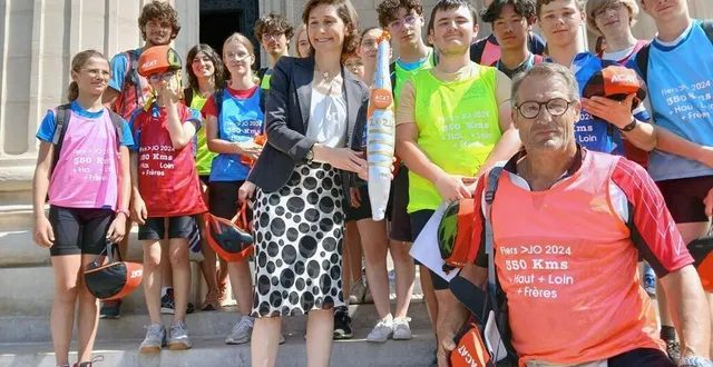 photo  amélie oudéa-castéra, ministre des sports avait félicité et salué le groupe du camp vélo ici à la sortie de l’église de la madeleine à paris à la suite de la cérémonie d’ouverture des jeux olympiques, le 18 juillet dernier.  &copy;  acat du bocage 