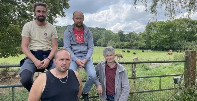 photo  thomas perzo, à gauche sur la barrière, animateur du civam normand, accompagnent des agriculteurs de l’orne dans la pratique du stock sur pied. christophe davy, david hamelin et anthony gilmas ont expérimenté la technique.  &copy;  ouest-france 