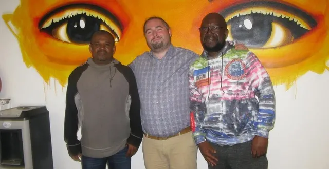 photo  valentin bourgeois, directeur du secours populaire, entouré par damiz, à gauche, et hyacinthe lance un appel aux jeunes pour franchir les portes du bénévolat.  &copy;  ouest-france 