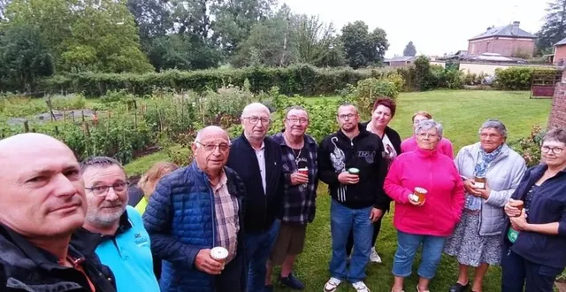 photo  réunis autour du président michel bourgault et du maire, gérard rosé, les jardiniers ont reçu un pot de miel.  &copy;  ouest-france 