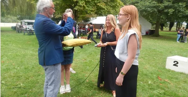 photo  eric martineau, député de la troisième circonscription, a procédéà des remises de médailles lors du forum associatif.  &copy;  le maine libre 