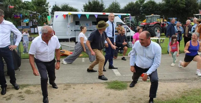 photo  les élus ont participé à une séance de gym tonique lors de leur visite officielle.  &copy;  le maine libre. 