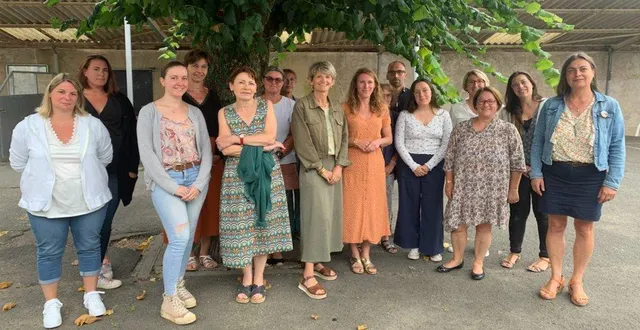 photo  le personnel de l’école sainte-thérèse – saint-joseph de teloché, dirigée par nicolas dhommée.  &copy;  le maine libre 