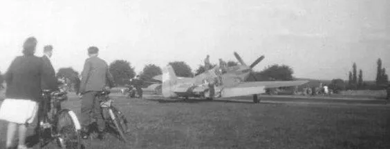 photo  le terrain d’aviation de montreuil était la curiosité des habitants.  &copy;  collection h. leroux 