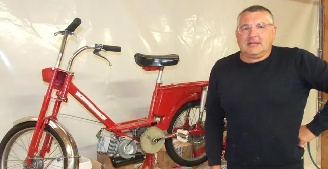 photo  steve mairet avec l’une de ces dernières restaurations, une peugeot 102 de 1972.  &copy;  ouest-france 
