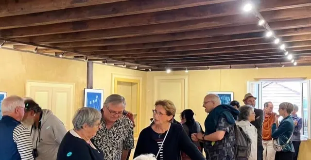 photo  un public est venu en nombre au vernissage de l’artiste christian vandormael.  &copy;  ouest-france 