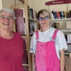 photo à gauche, sylvie chauvelié, responsable bénévole de la bibliothèque et louise boutet, nouvelle recrue.