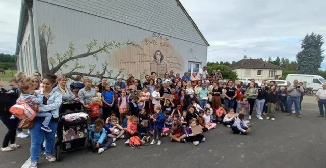photo  les parents d'élèves et les élus se sont réunis, vendredi, devant l'école gisèle-halimi.  &copy;  ouest-france 