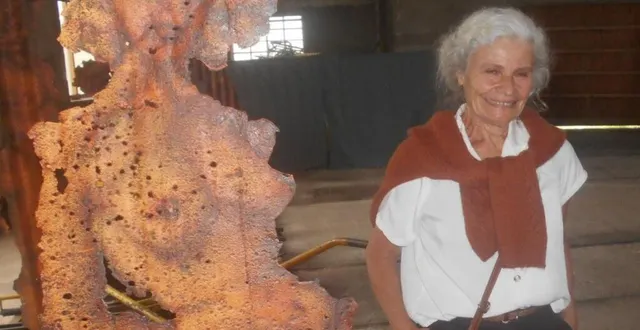 photo  l’artiste devant un nu fabriqué dans une tôle ondulée.  &copy;  ouest-france 