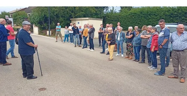 photo  des habitants sont venus commenter l’aménagement du centre-bourg.  &copy;  ouest-france 