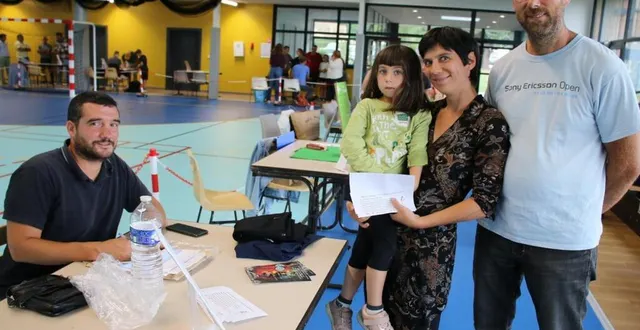 photo  christelle et ludovic, se sont renseignés auprès de florian bois, ( à gauche), pour inscrire leur fille julie, à la section baby foot.  &copy;  ouest-france 