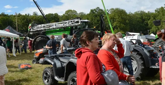 photo  tout avait été parfaitement organisé au comice du canton, afin de recevoir les visiteurs, samedi. la pièce maîtresse fut certainement l’antique moissonneuse-batteuse en fonctionnement, installée près de l’entrée. le flux grandissant d’un public familial s’était concentré dans l’après-midi, où les rayons du soleil sont venus réchauffer le lieu.  &copy;  ouest-france 