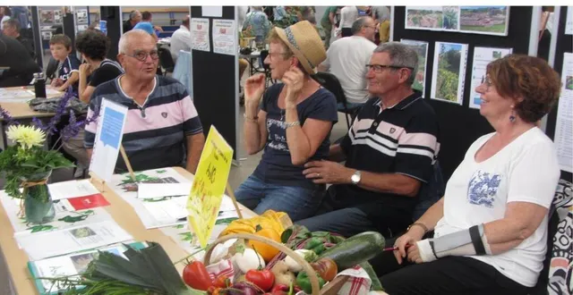 photo  l’association des jardiniers de la coudre a accueilli les visiteurs avec un magnifique panier de fruits et légumes. une parcelle de 150 m², des conseils prodigués, un poulailler et le plaisir de goûter les premiers fruits, c’est l’accomplissement d’un projet de jardinier accompli.  &copy;  co 