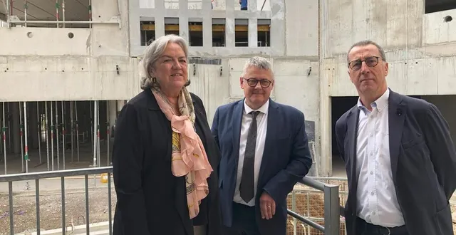 photo  valérie alain, vice-présidente du conseil départemental de l’orne en charge de l’éducation, la culture et le sport ; philippe paris, principal et laurent lefrançois, principal adjoint du collège jean-racine.  &copy;  ouest-france 