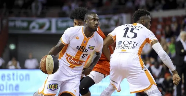 photo  pape-philippe amagou et l’un des joueurs illustres du msb.  &copy;  archives le maine libre – yvon loué 