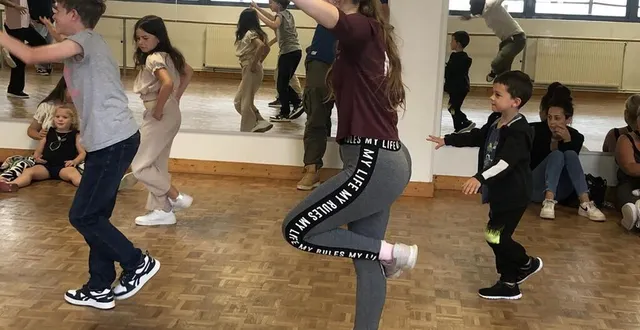 photo  en piste ! pour les volontaires désireux de faire leurs premiers pas de break dance, et d’afro ragga jam.  &copy;  ouest-france 