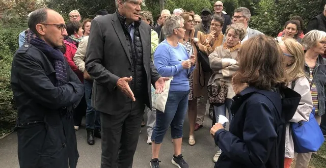 photo  le maire du mans (sarthe), stéphane le foll (au centre), en compagnie de son adjoint abdellatif ammar, adjoint à la vie des quartiers et à la participation citoyenne, ici en discussion avec une habitante du quartier des maillets.  &copy;  ouest-france 