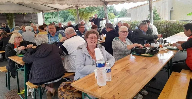 photo  le repas moules-frites proposé lors du vide-greniers a ses adeptes.  &copy;  le maine libre 