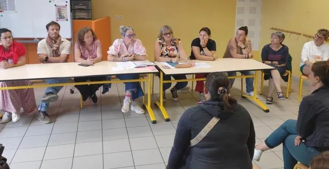 photo  l’équipe enseignante et le personnel communal.  &copy;  co 