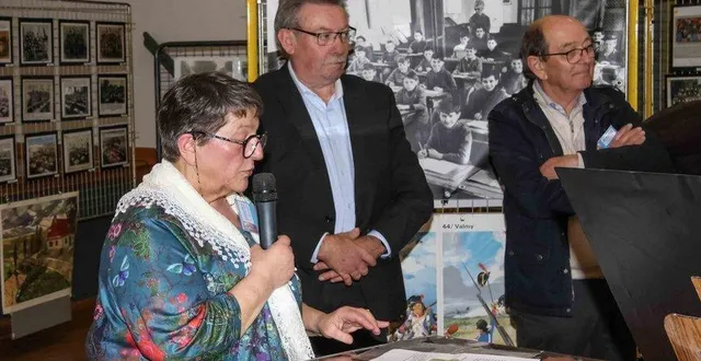 photo  laurence beaury, présidente, jean-luc suhard, maire et bernard houel, mémoire de l’association, lors de la dernière exposition.  &copy;  le maine libre 