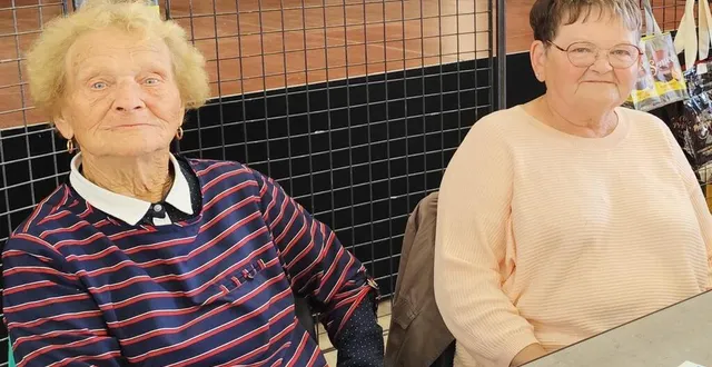 photo  rolande roncière, doyenne du club et la secrétaire françoise debaulieu.  &copy;  le maine libre 