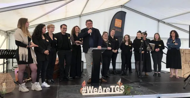 photo  philippe besnier, directeur régional de tgs france au pupitre, avec à sa droite agathe kerguelen directrice de l’agence de rouillon entourée de son équipe  &copy;  ml 