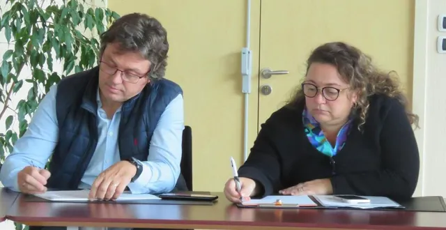 photo  florent lehoux et marie-hélène pasquet, conseillers municipaux, lors du conseil municipal.  &copy;  le maine libre 