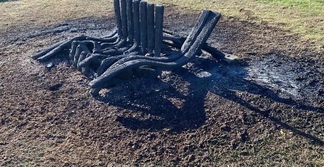 photo  la table de pique-nique a été incendiée au stade du landon, au breil-sur-mérize (sarthe).  &copy;  ouest-france 