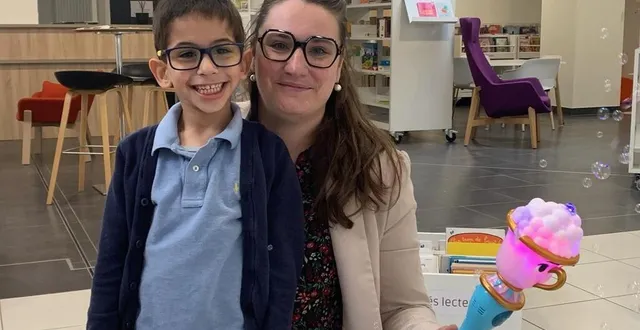 photo  adam et sa maman justine qui tient une baguette magique à bulles.  &copy;  le maine libre 