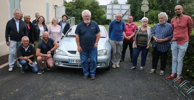 photo  devant le premier lot de tombola, gérard lafosse, au centre, accompagné des membres du bureau et bénévoles.   &copy;  le maine libre 
