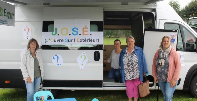 photo  anita mercurin-launay, directrice cascade (à gauche) et stéphanie ligeret (à droite), nouvelle référente famille, posent avec des membres du conseil d’administration devant le nouvel outil josé.  &copy;  le maine libre. 