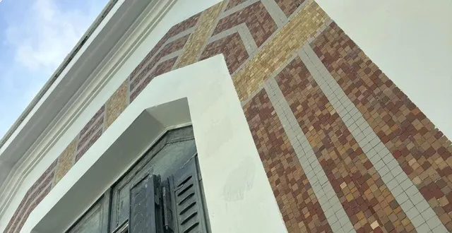 photo  des mosaïques en parfait état ont été retrouvées lors des travaux de ravalement de façade, rue des minimes, au mans. sur l’immeuble abritant le magasin zara.  &copy;  dart 