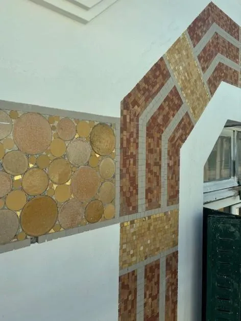 photo des mosaïques en parfait état ont été retrouvées lors des travaux de ravalement de façade, rue des minimes, au mans. sur l’immeuble abritant le magasin zara.  ©  dart