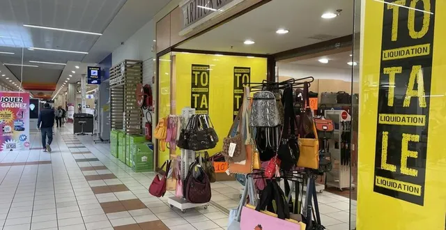 photo  la maroquinerie de la galerie carrefour condé-sur-sarthe est en liquidation totale, elle ferma d’ici la fin du mois de septembre.  &copy;  ouest-france 