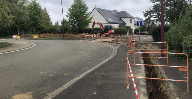 photo  des travaux sont en cours pour l’extension du réseau de gaz de ville sur le quartier non alimenté à ce jour, entre la rue de la bouquetière et le rond-point de la guittière. les riverains pourront désormais choisir d’accéder au gaz s’ils le souhaitent. ces travaux précèdent ceux de l’aménagement de la rue de ballon, dans le prolongement de ceux de la route de la marre, qui débuteront en février 2025.  &copy;  ouest-france 