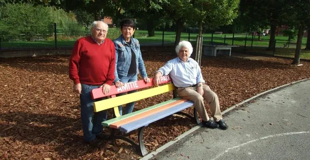photo  le maire, alain gremillon (assis) et ses adjoints, josette trémier et claude medard, dans la cour de l’école.  &copy;  ouest-france 