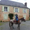 photo  ariane barlatier, fondatrice du blog « balade à cheval », arpente le sud-est manceau. 