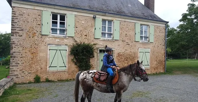 photo  ariane barlatier, fondatrice du blog « balade à cheval », arpente le sud-est manceau.  &copy;  sud-est manceau 