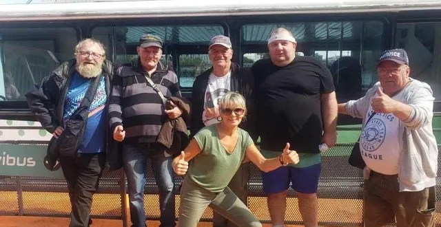 photo  carole jarrier avec des résidents de la maison relais de bonnétable, tous prêts à animer la randonnée musicale de l’association tarmac.  &copy;  le maine libre 